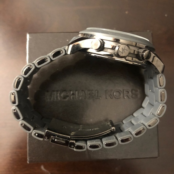 Michael Kors Gray Titanium Large Runway Chrono - Picture 2 of 3